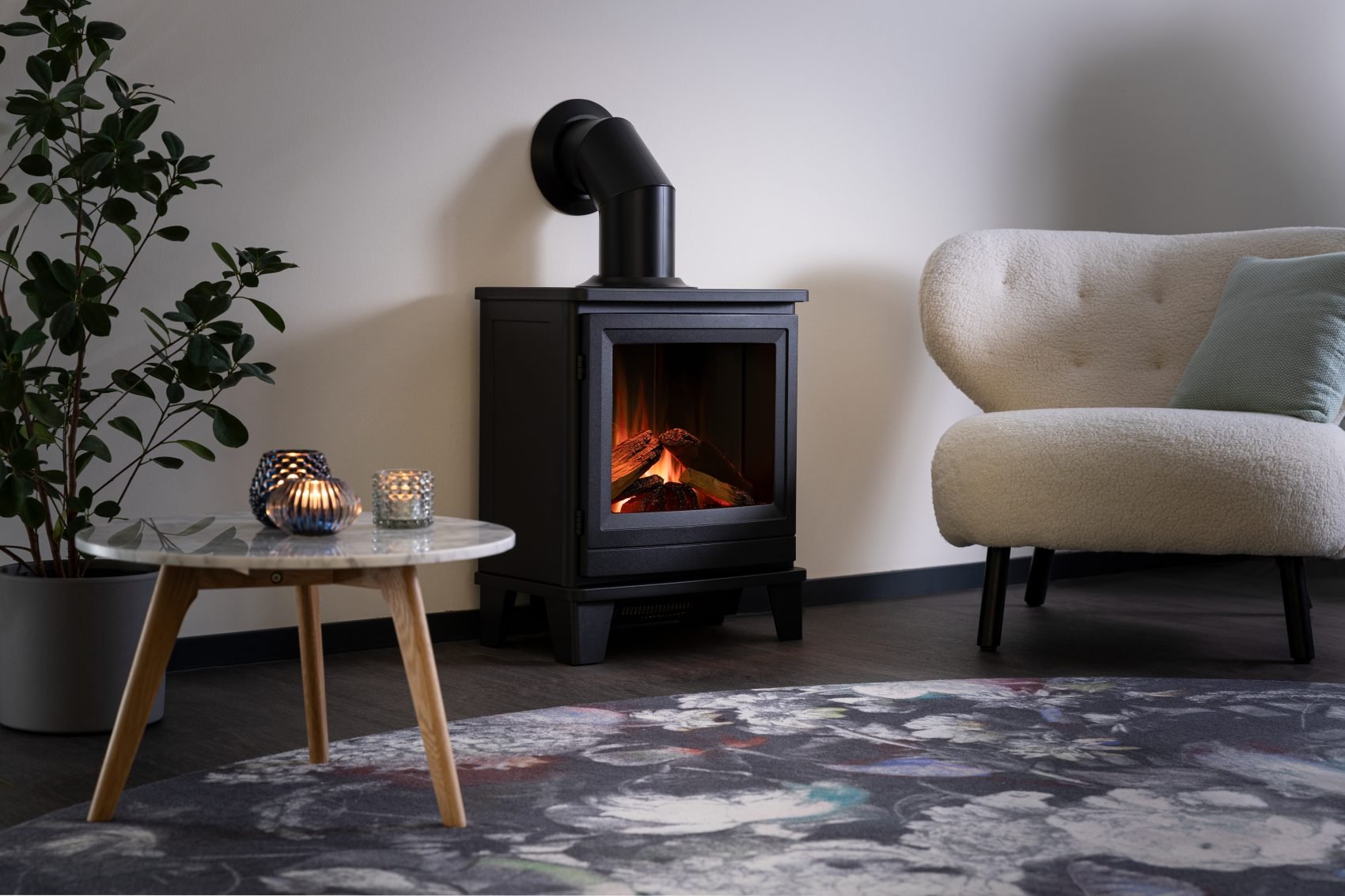 Zithoek met elektrische haard met decoratieve afvoerpijp